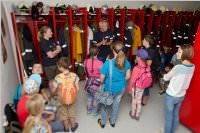 4. Klassen der VS Neufeld besuchen die FF Neufeld, 18.06.2015