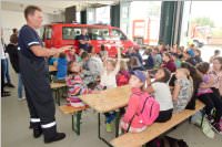 4. Klassen der VS Neufeld besuchen die FF Neufeld, 18.06.2015
