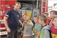 4. Klassen der VS Neufeld besuchen die FF Neufeld, 18.06.2015