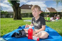 VS Neufeld: Lesepicknick der 1A am Leithaspielplatz, 14.06.2016