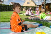 VS Neufeld: Lesepicknick der 1A am Leithaspielplatz, 14.06.2016