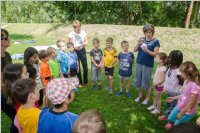 VS Neufeld: Lesepicknick der 1A am Leithaspielplatz, 14.06.2016