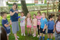 VS Neufeld: Lesepicknick der 1A am Leithaspielplatz, 14.06.2016