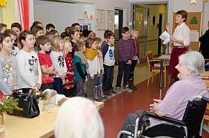 Volksschule feiert Weihnachten im Pflegeheim Neufeld, 23.12.2014