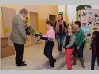 Fahrradhelme f�r die VS Neufeld, 27.09.2013