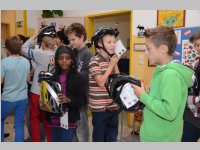 Fahrradhelme f�r die VS Neufeld, 27.09.2013