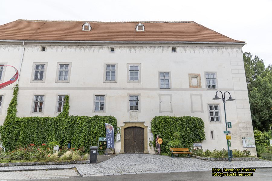 Pfarrkirche und Schloss Traismauer, August 2023